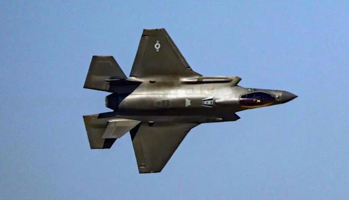 突发：美国F-35战斗机很可能被击中。

5月10日，中东阿曼湾、霍尔木兹海峡周