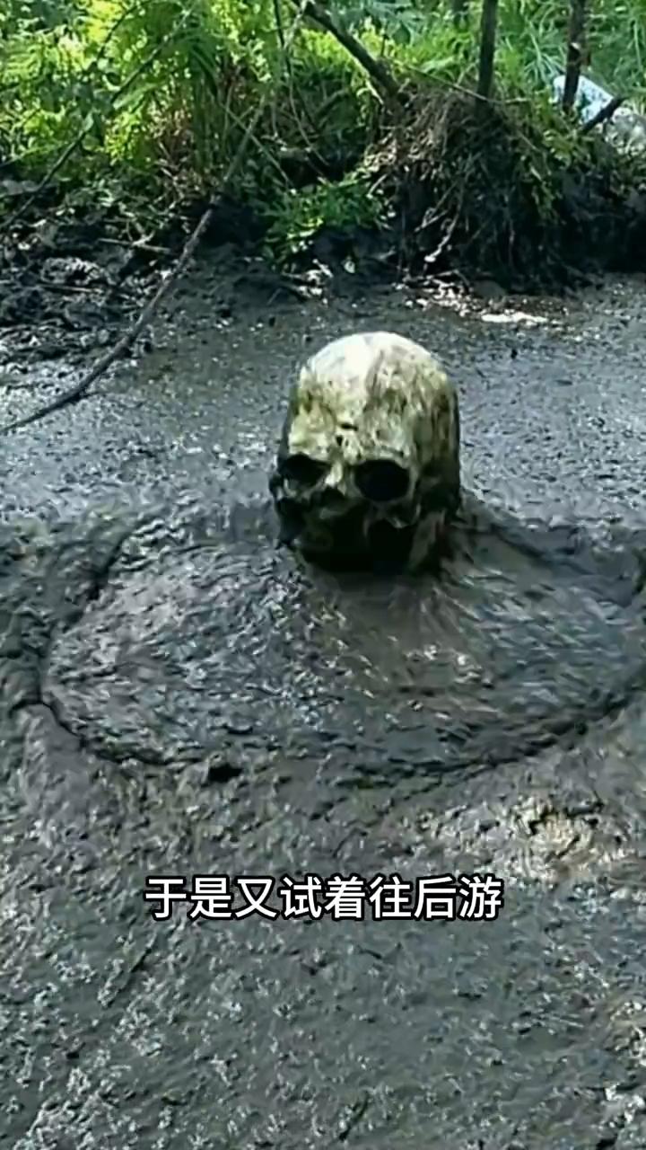 不小心掉进沼泽，旁边又没人，靠一个人的力量能自救吗？这位面具小哥做了个实验，他先