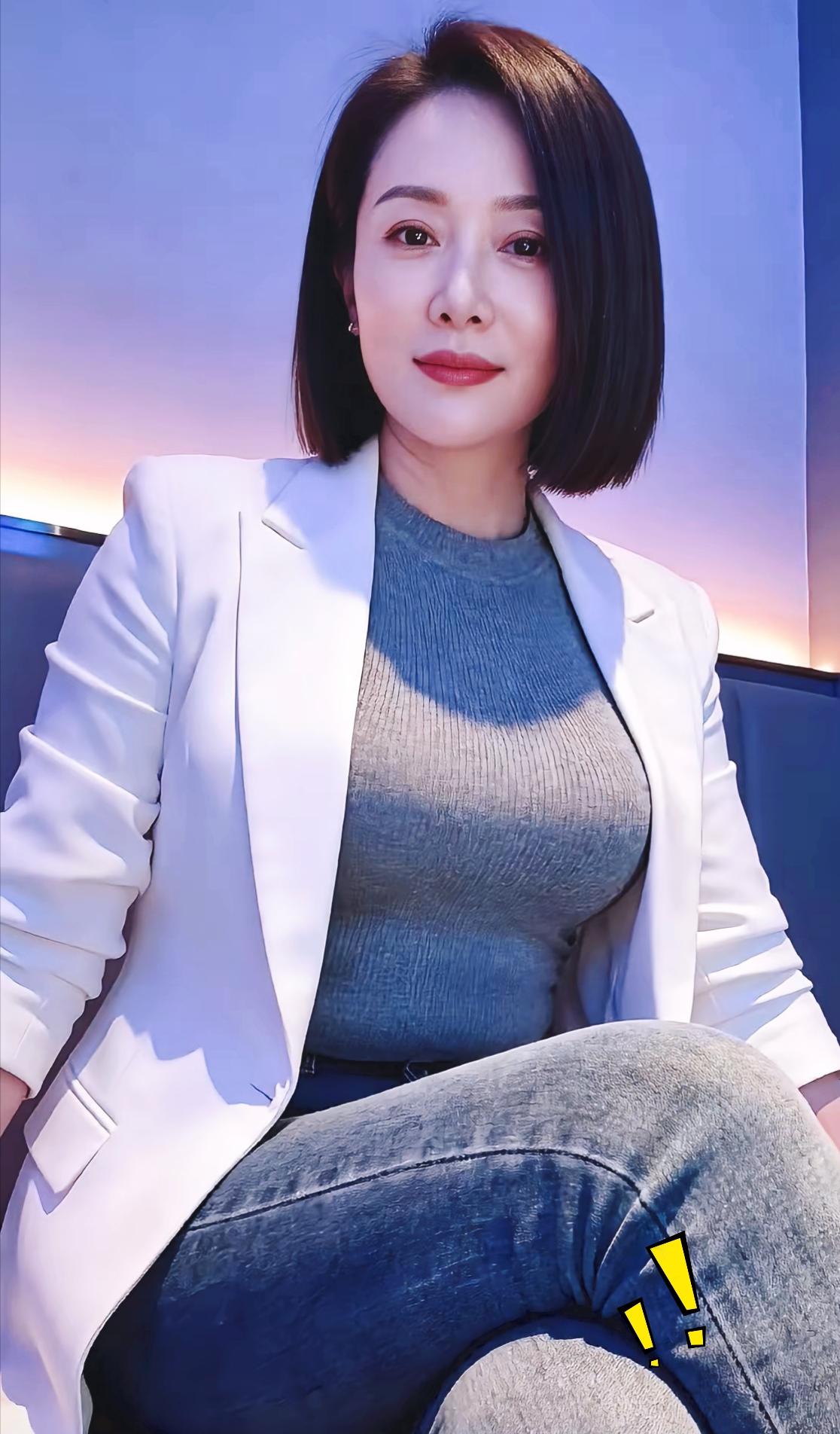 很难相信照片里这位干练优雅的姐姐，实际已经50多岁，利落齐肩短发搭配简约白西装，