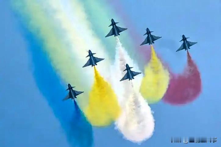 六机编队横滚时翼尖几乎相贴，五机雁队通场分毫不差，四机横队通场突破视觉极限。这些