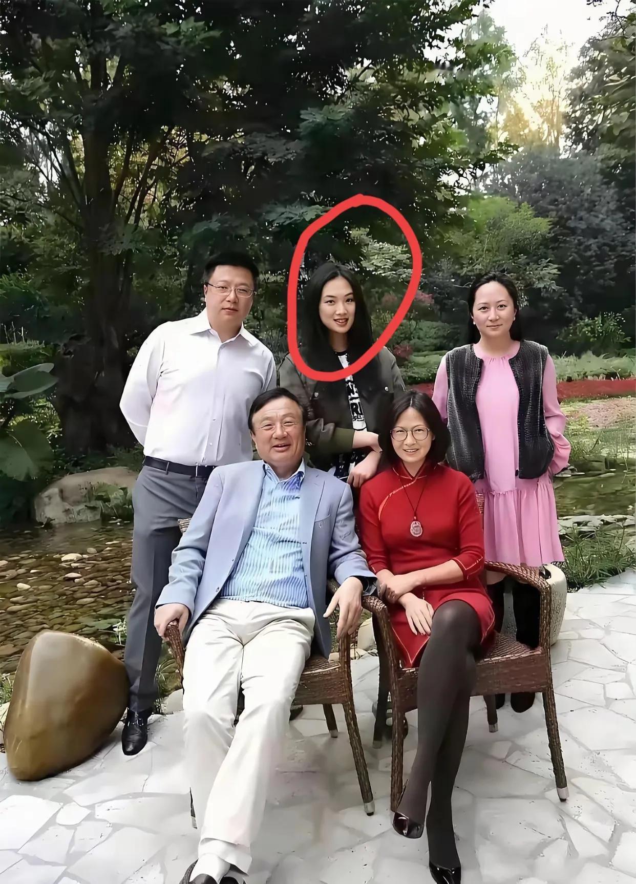 一家五口合影！
任正非的幸福是其他人体会不到的
看看个个都是人才！前排坐着的是任