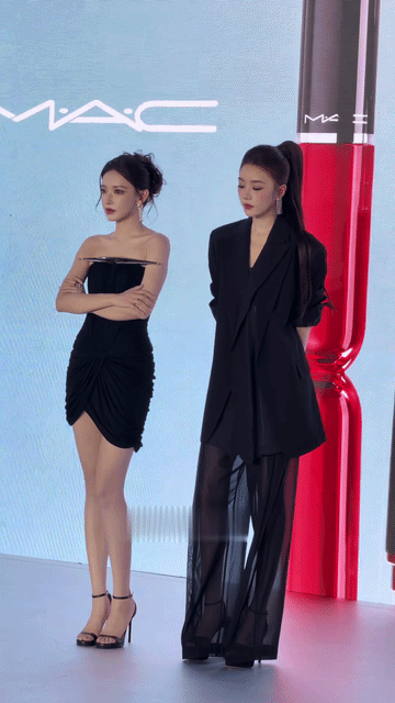 张月在女团门面程潇旁边一点也不差啊！甚至张月的身高气质比程潇还优越，程潇的穿搭更