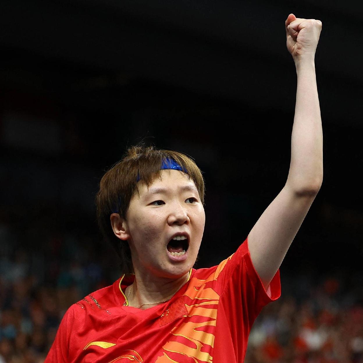 国庆当天王曼昱要连扛两场硬仗。别人看升旗时，她先打女单第二轮，紧接着赶场女双首秀