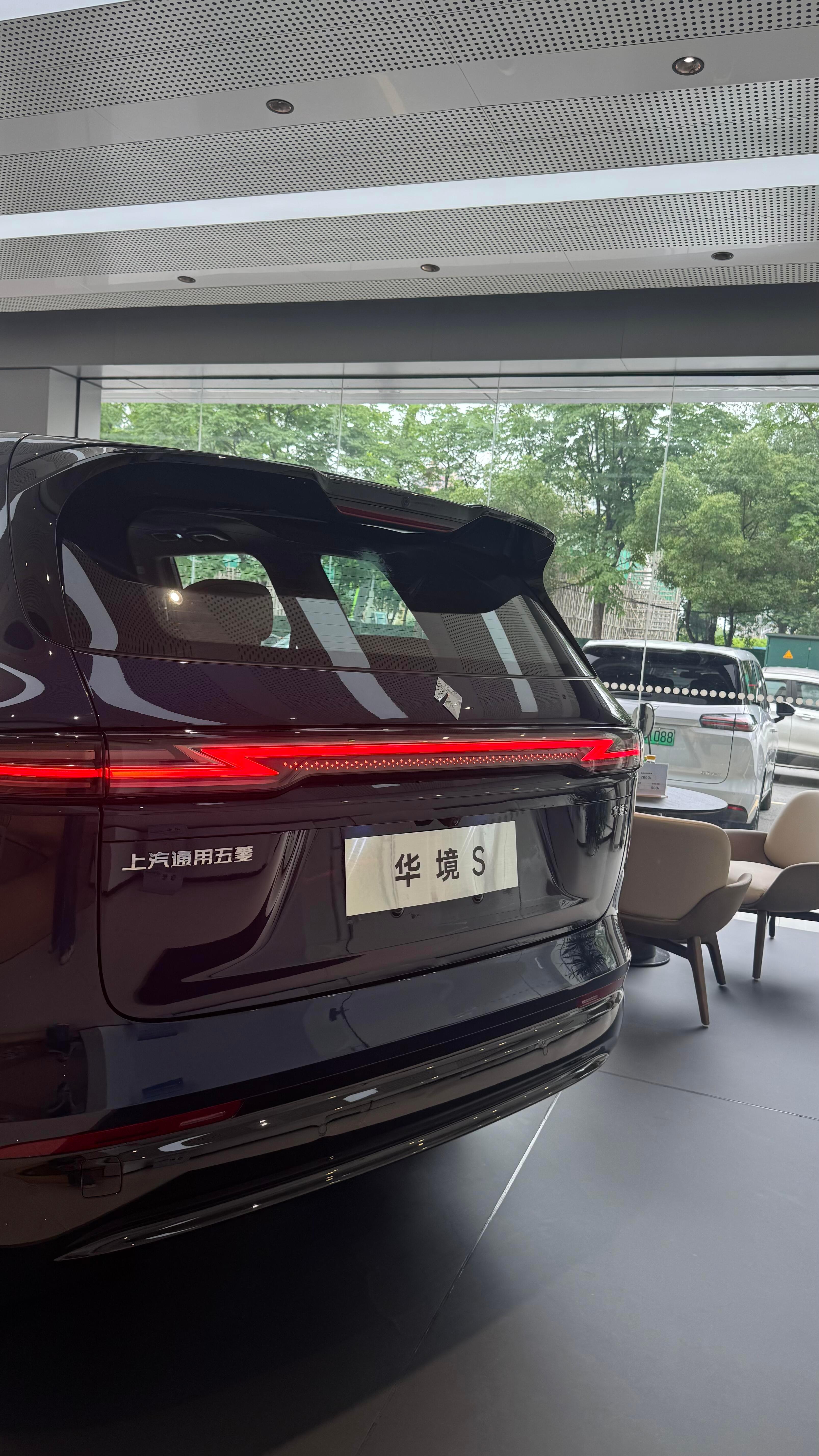 对外放电3.3kW够在河边支个小电磁炉煎蛋烧水。空调还能开宠物留守模式——锁车留