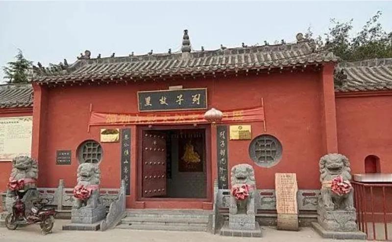 参观列子故里

春秋战国史，诸子百家言
文脉泽后世，智慧代代传
郑州有列子，东区