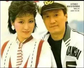 那时的狄波拉和丈夫谢贤，正处于婚姻稳定期。
两人虽然相差了15岁，但娇媚贤惠的狄