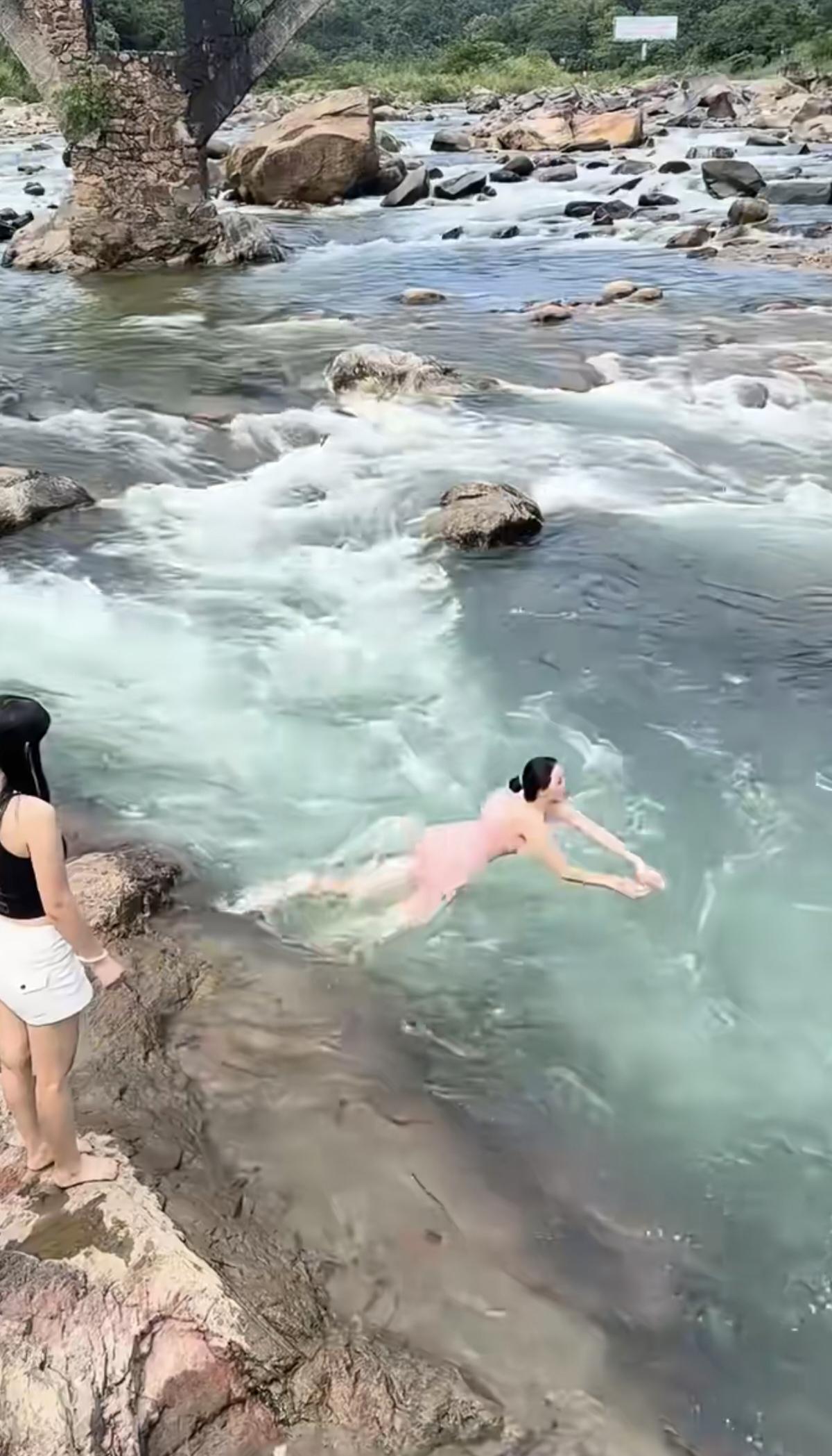 身轻如燕只一跃，
恰似嫦娥去奔月。
游姿如同龙戏水，
…………………………
请你
