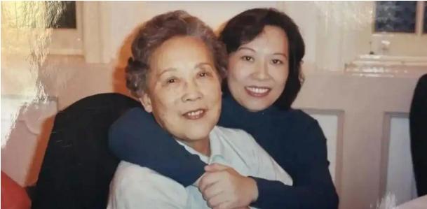 2001年，上海女子张玮倾尽积蓄，为孤身一人的恩师购置了一套养老居所。岂料二十年