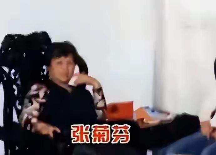 1970年，女知青张菊芬恋爱时，男友哀求说：“把你的身子给我吧！我会迎娶你的！”