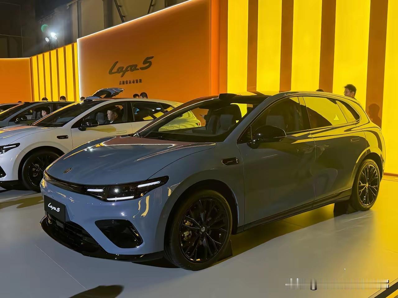 零跑Lafa5瞄准的就是年轻人市场，而且我觉得它的定位是高于B系的，尽管定价比较