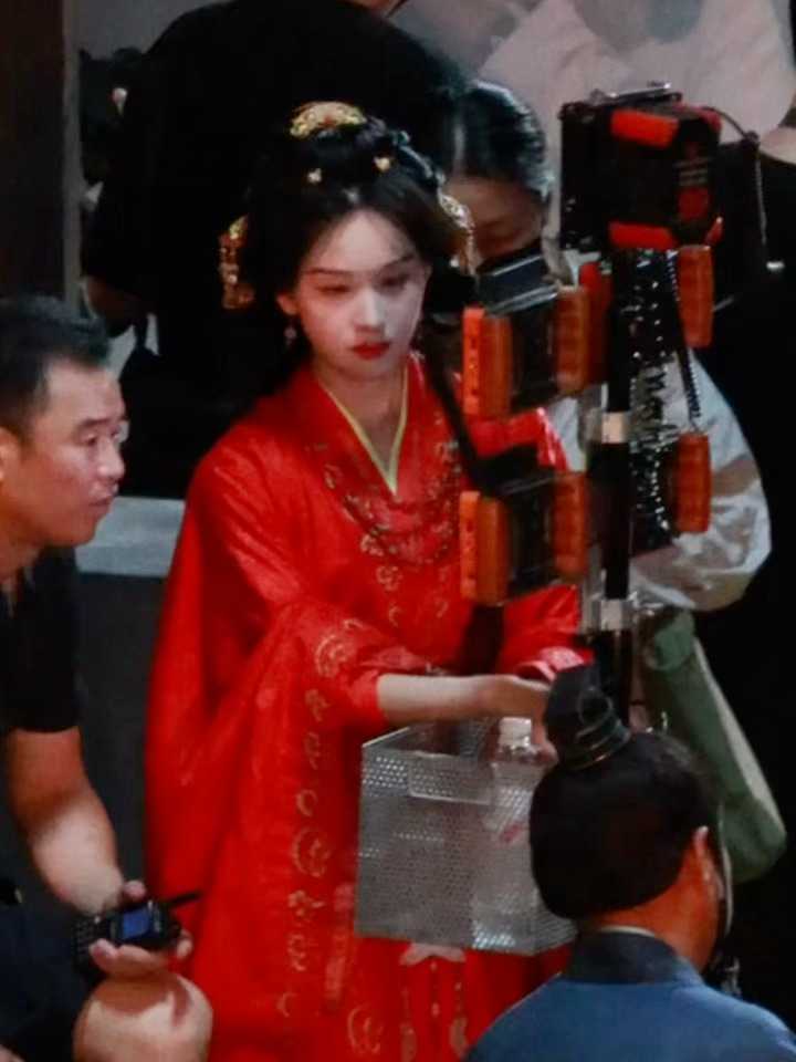 陈都灵翘楚婚服造型，好精致的婚服，楚朝大王太美了！陈都灵把红衣驾驭得这么好！！！