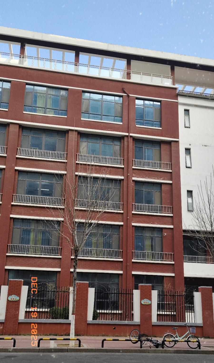 走在城市的街道旁，撞见这栋红白色调的建筑，瞬间就被它的风格吸引住了。

红砖外墙