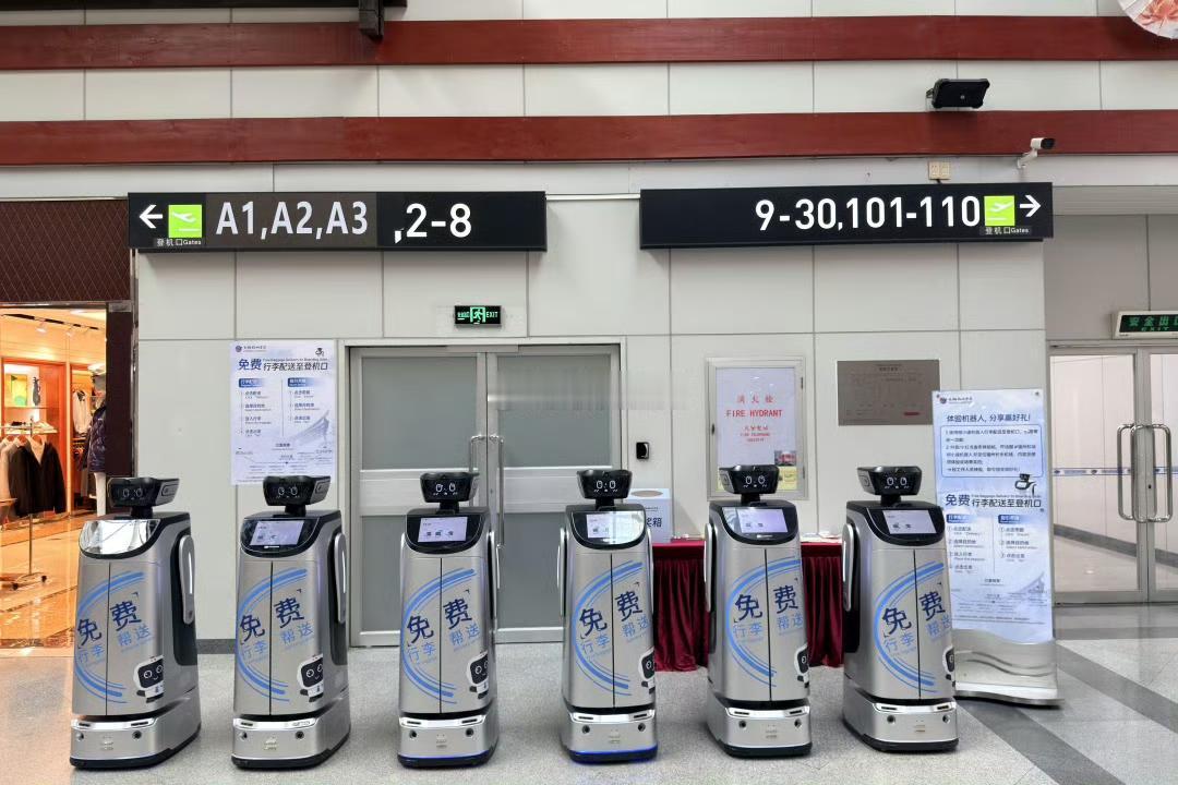 福州机场萌系机器人上线

解放双手的“智能行李管家”已就位 ​​​via最爱福州