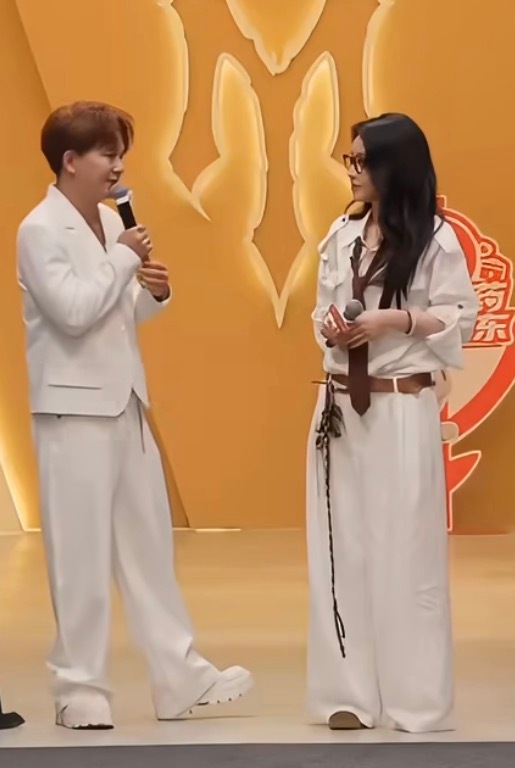 《披荆斩棘》送考直播那段，看得人心里一紧。欢子一句“人都被大家选走了”，现场空气