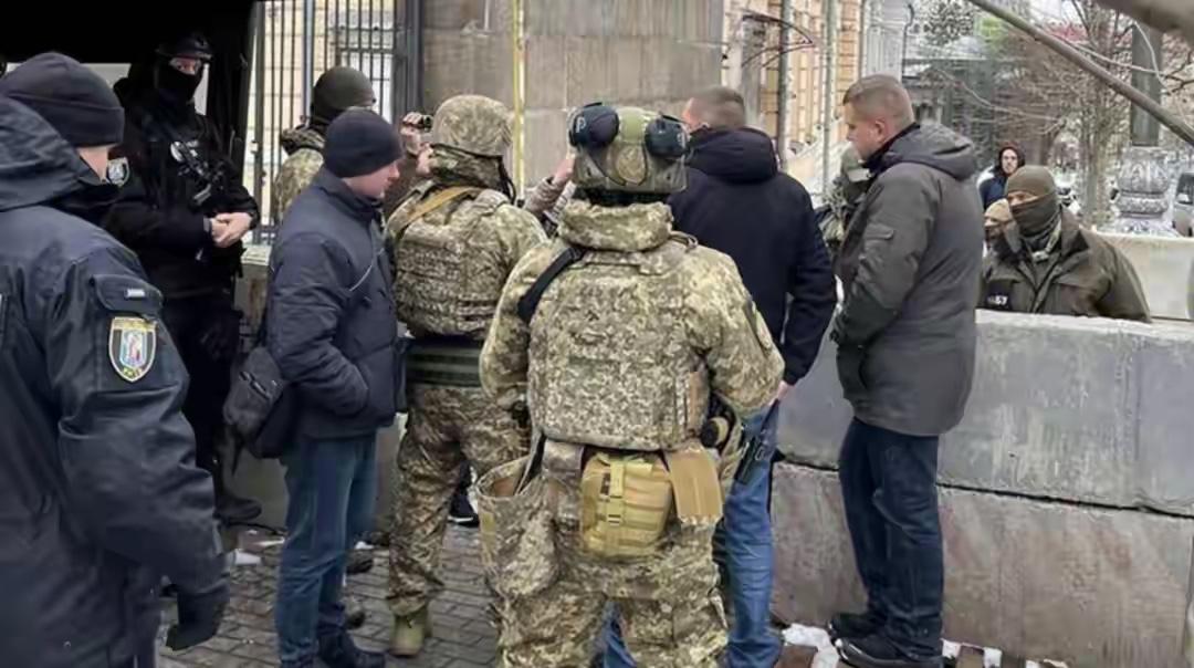 乌议会大楼遭突袭，而泽连斯基正前往美国途中……

据参考消息援引德国《柏林日报》