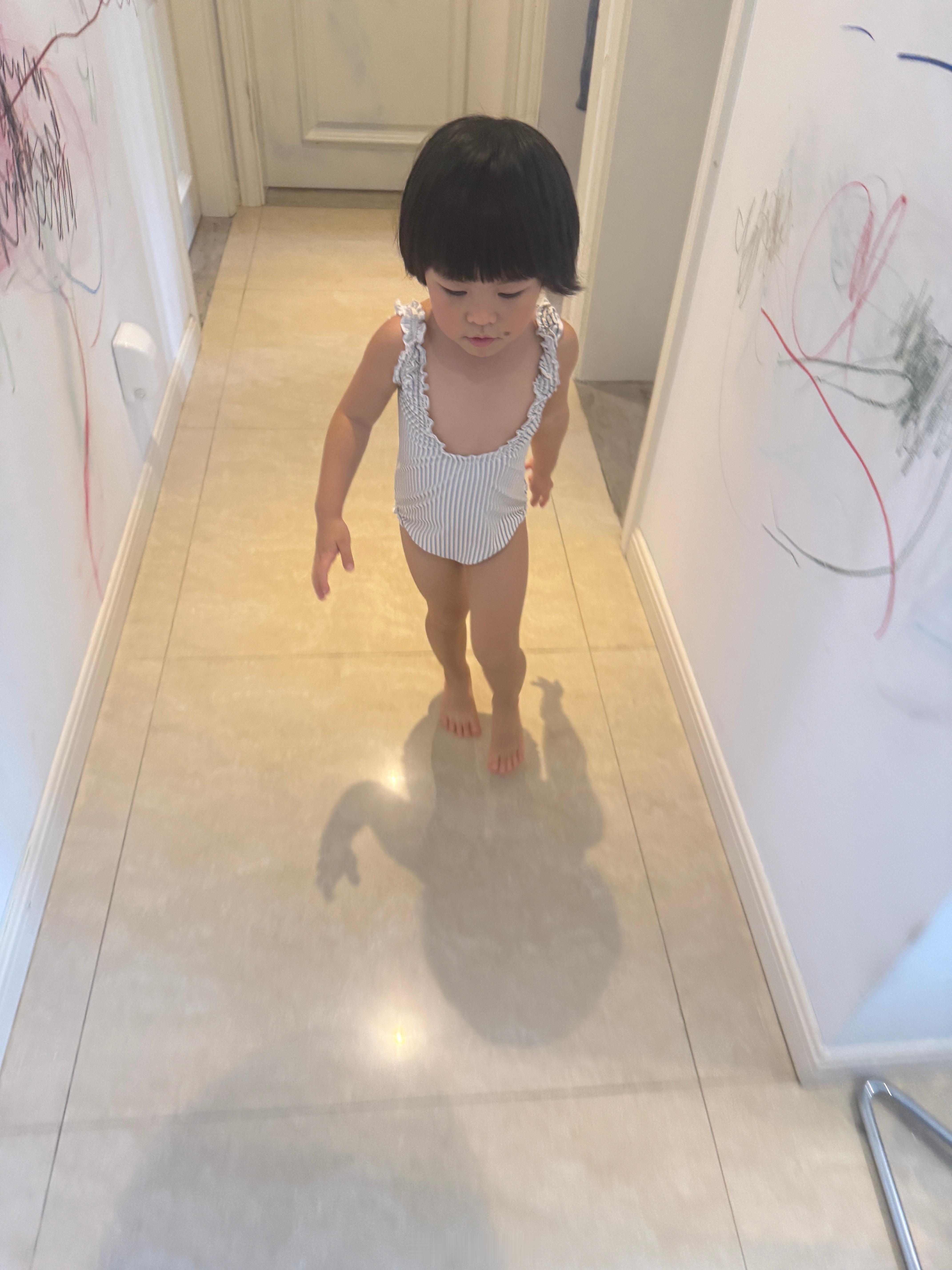 旅蛙给孩子穿的，完了还问我小孩泳衣怎么领口开这么大？ 