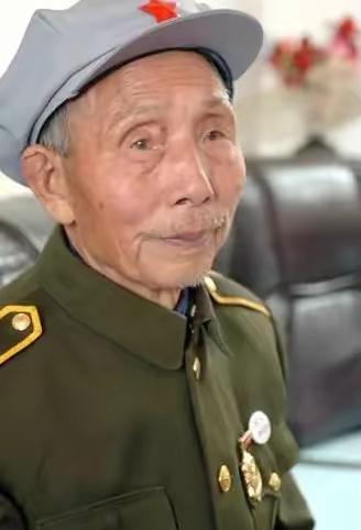 1973年，江西老农钟发镇被人诬陷是汉奸，全家人都因此受到牵连，愤怒的他决定给自