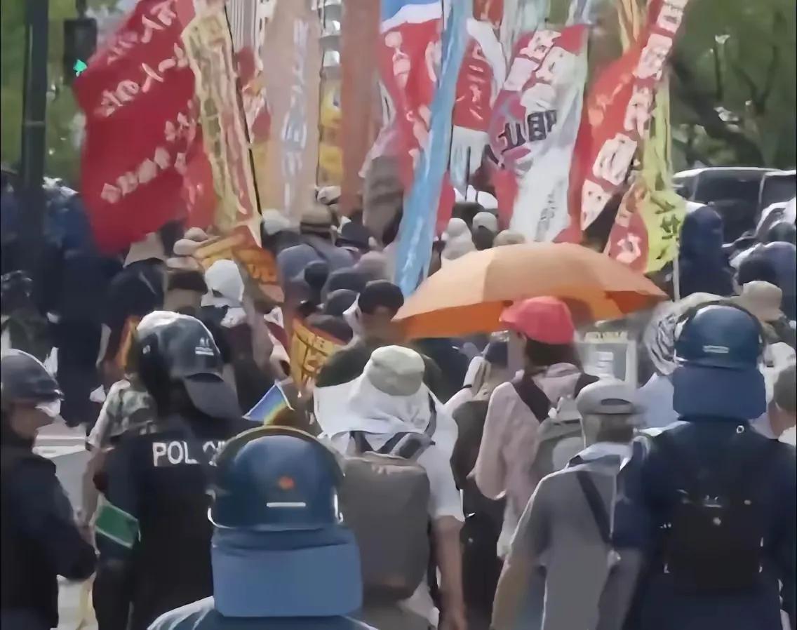 《731》这部影片在日本民众反对美日侵略的游行中，要求影片在日本上映！
日本民众