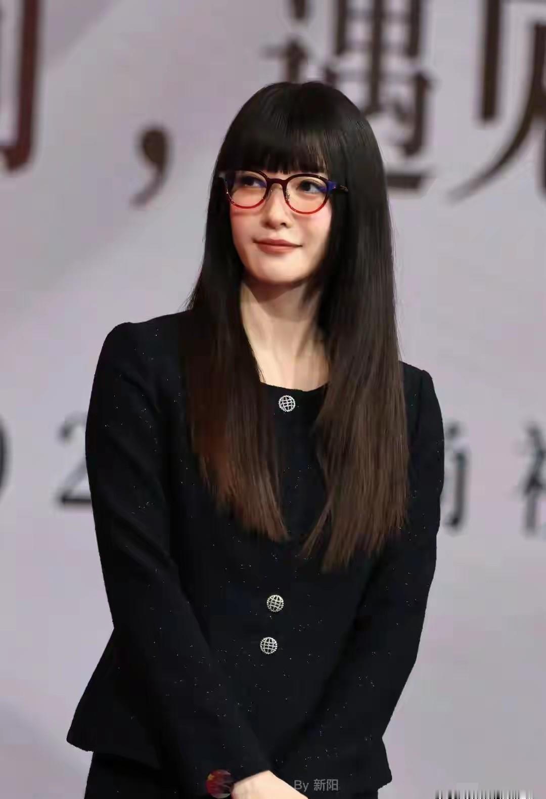 江疏影红毯造型炸锅了。
网友直接喊话：这还是她吗？
前卫到让人认不出，时尚圈这次