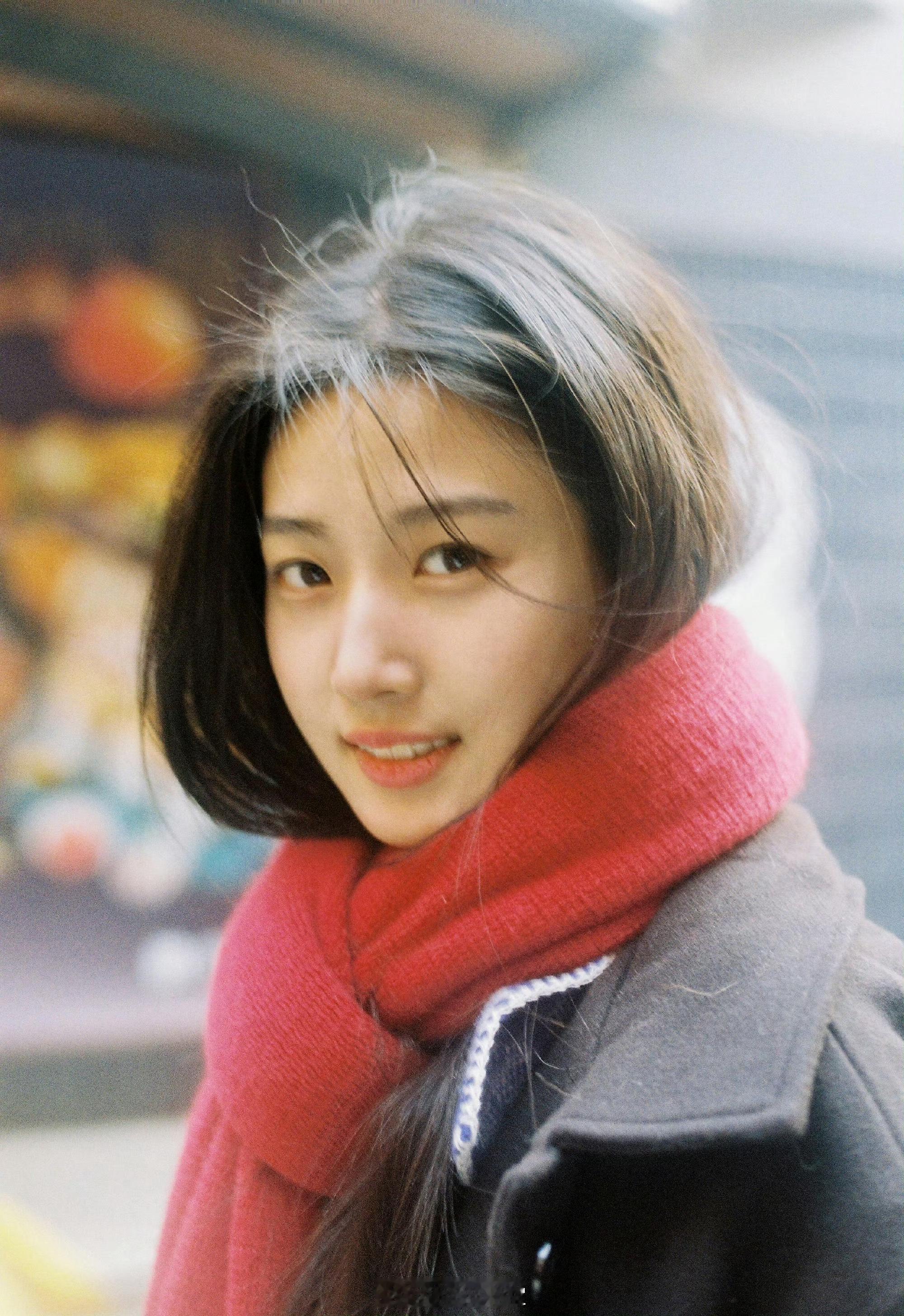 卢昱晓回应跪下和粉丝合照真诚永远是必杀技，靠近卢昱晓就靠近了幸福