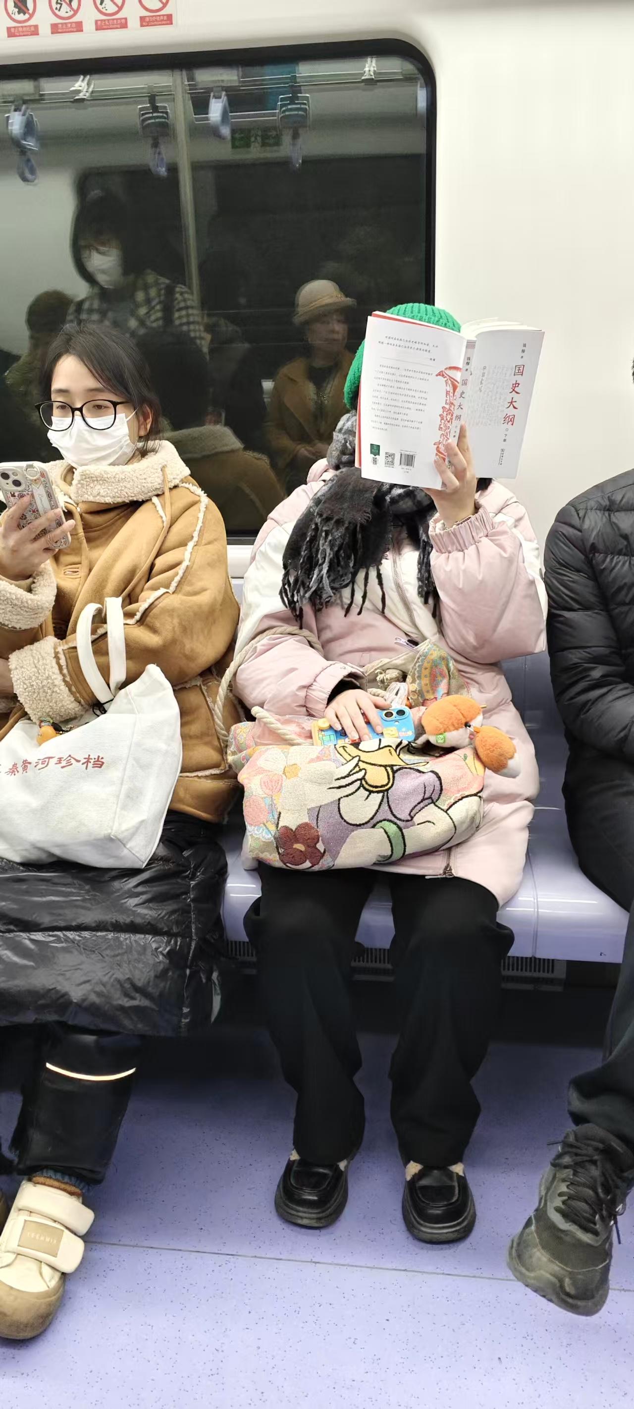 “我四点多起来背诵古诗词。”早上五点起来跑步，好友玫瑰发来微信如是说。
 
今年