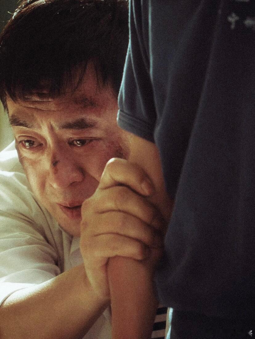 舅舅下跪换孩子改命机会 放下所有傲气甘愿低头，只为给孩子谋一条好出路 