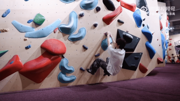 张泽禹攀岩vlog真的被张泽禹攀岩的韧劲打动！高挑身形极具观赏性，不放弃的精神更