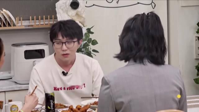 毛不易问李雪琴:“你在北京生活，你妈也能在北京生活吗？”李雪琴斩钉截铁地说:“不