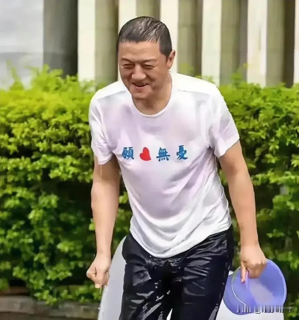 曾经的一代顶流，多位当红女星的白马王子，现在完全是一副花甲老人的模样了。

他输