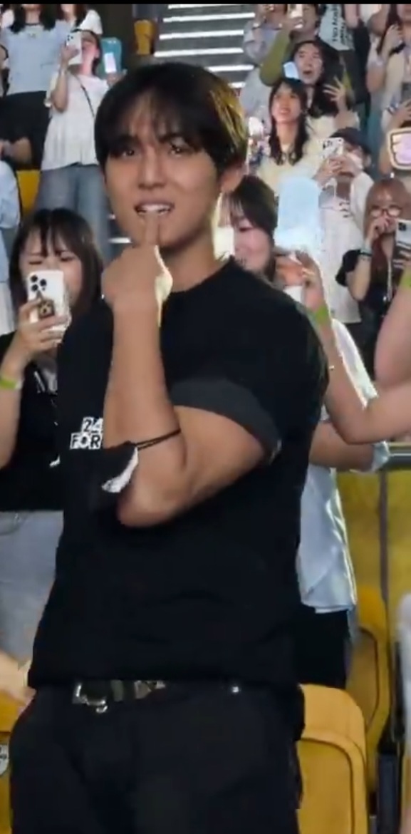 我笑死了啊啊啊啊💎：你为什么要在别人的演唱会上吃薯条呢？🐶：内？我没有吃诶？