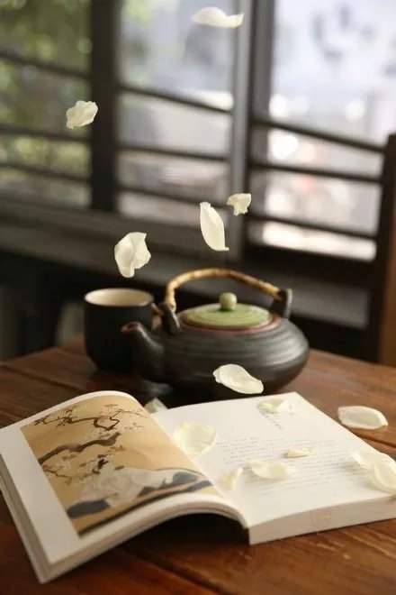 岁月本长，而忙者自促；天地本宽，而卑者自隘；风花雪月本闲，而劳忧者自冗。 