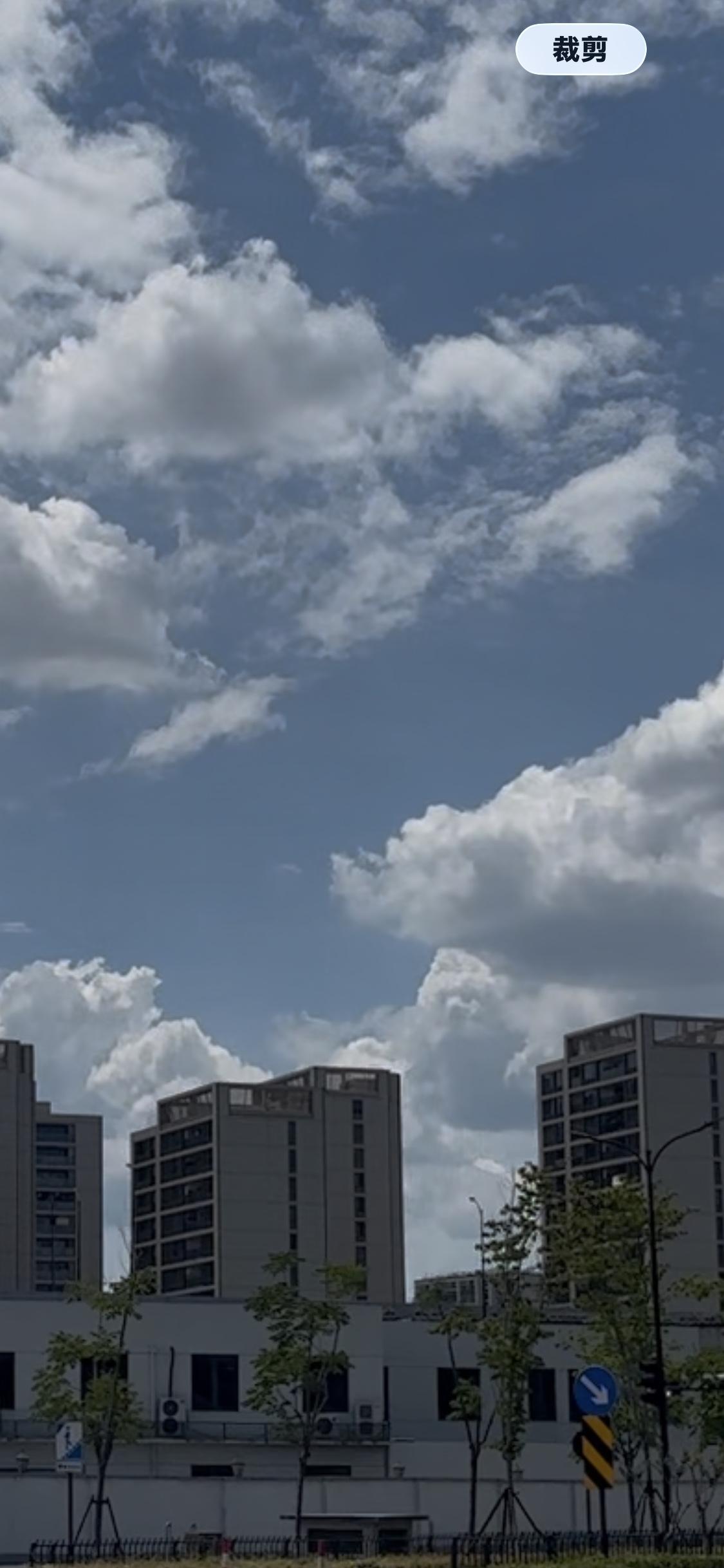 杭州夏日晴空，云朵漫过城市楼宇

前天，我走在杭州上城区五堡街头，偶然抬头撞见这
