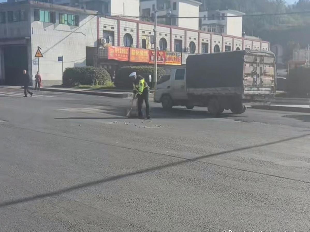 【小石子藏隐患 交警及时清障保平安】交警正能量 近日，娄底冷水江交警巡逻至火车东