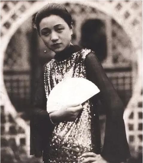 1975年冬天，一个蓬头垢面、衣衫褴褛的老妇人在香港大街被活活冻死。不一会，有路