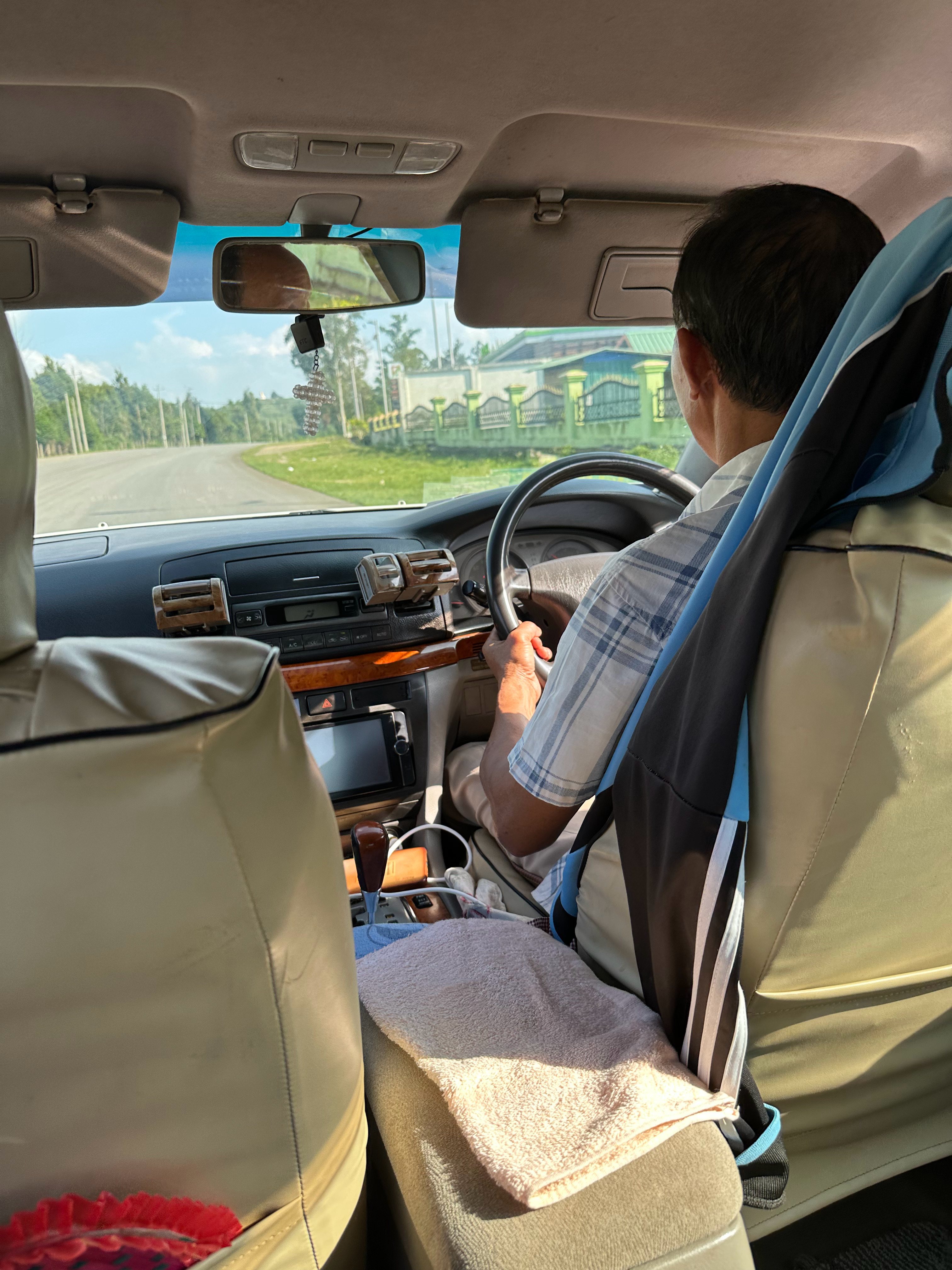 在缅甸坐了一趟车，35公里，车费折合人民币300元。为什么这么贵？他还是我朋友的