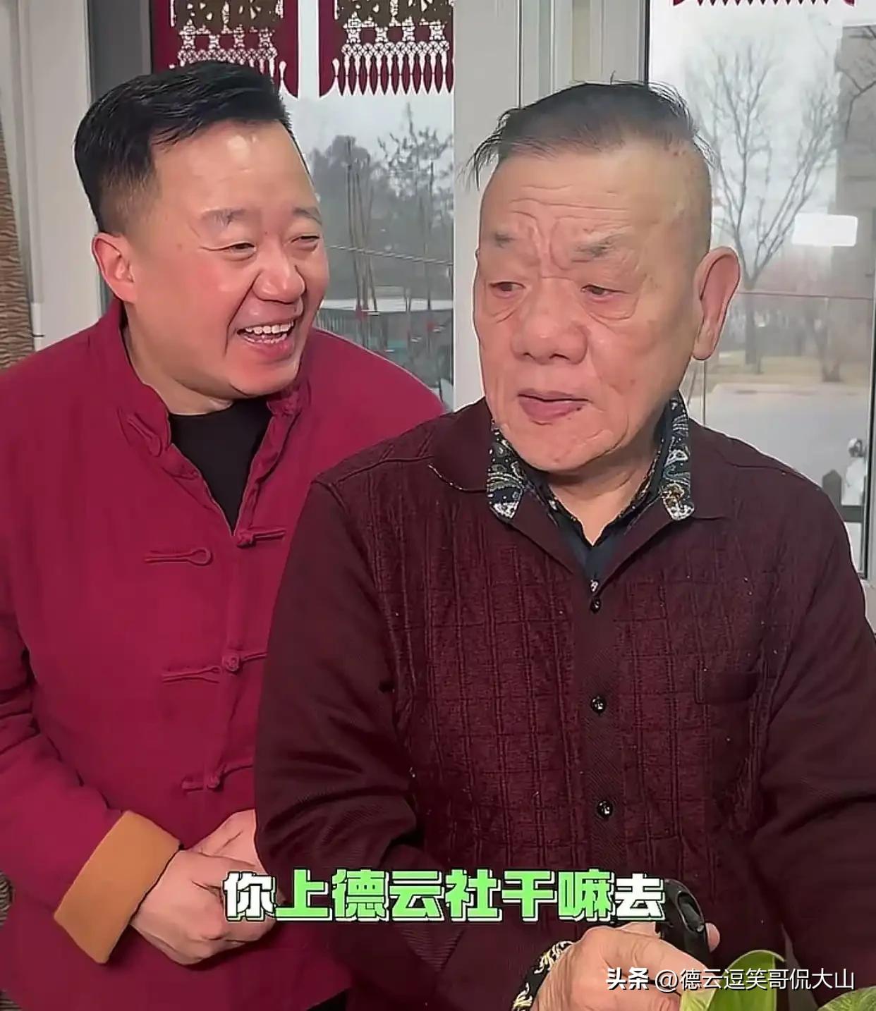 据说，郭德纲的亲师弟杨进明被徒弟郭金杰坑害，如今精神都出了问题。哎呀，看他那副模