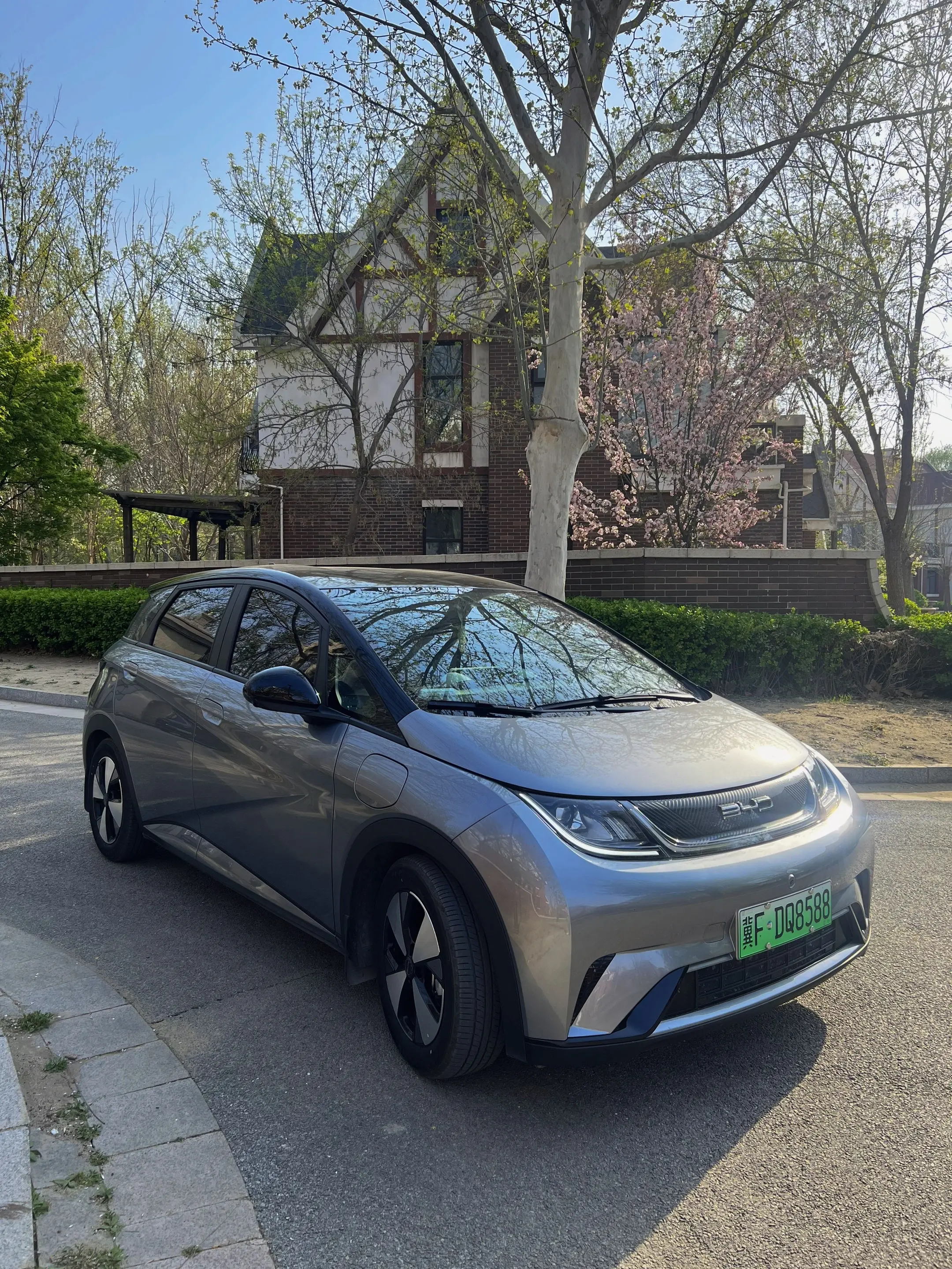 我们普通人买台比亚迪代步就可以了，真没必要为了面子，去买超出自己能力范围的车