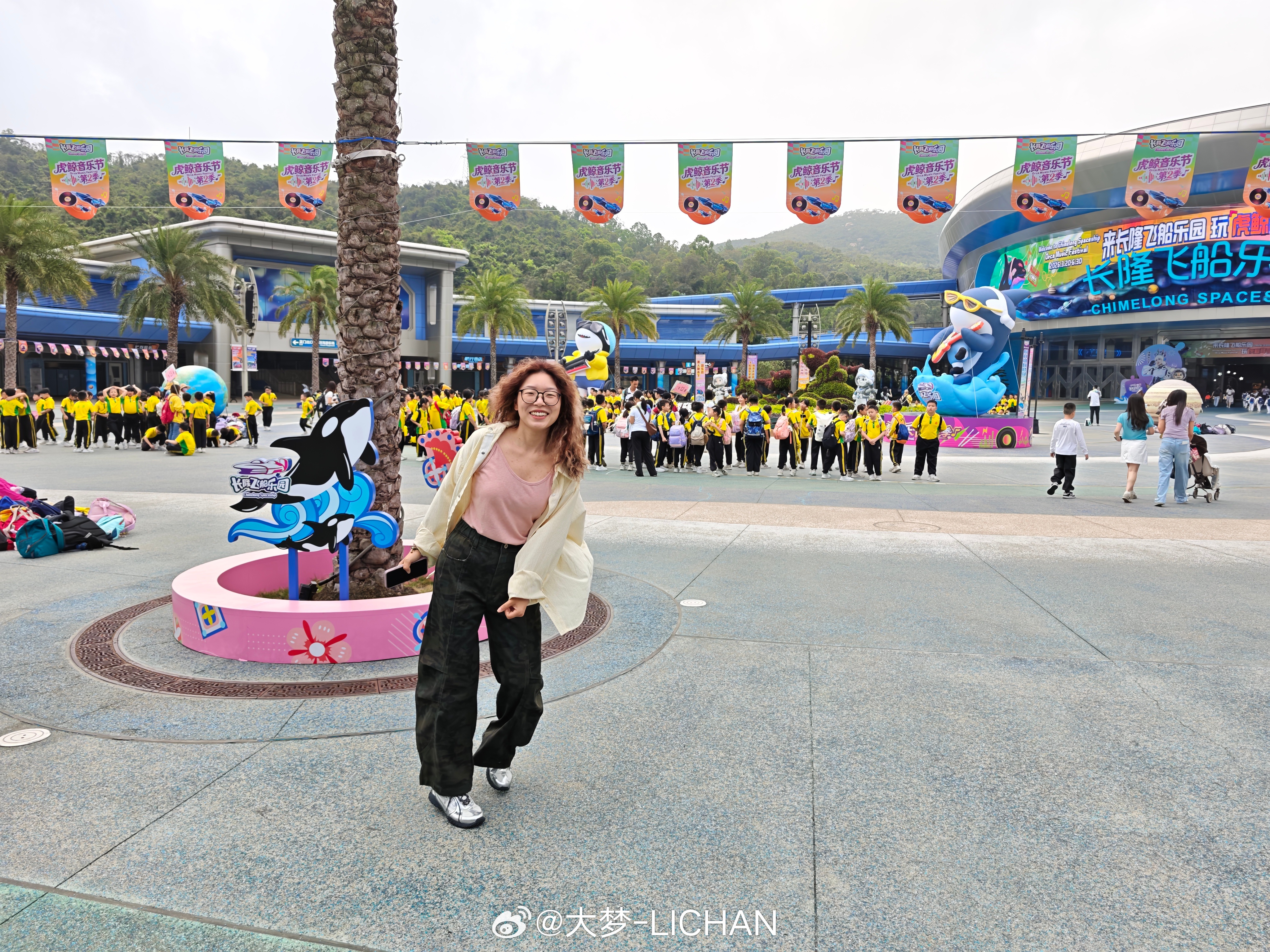 这个人26岁了，还要跟小学生一起来挤飞船乐园，大家觉得幼稚不幼稚？