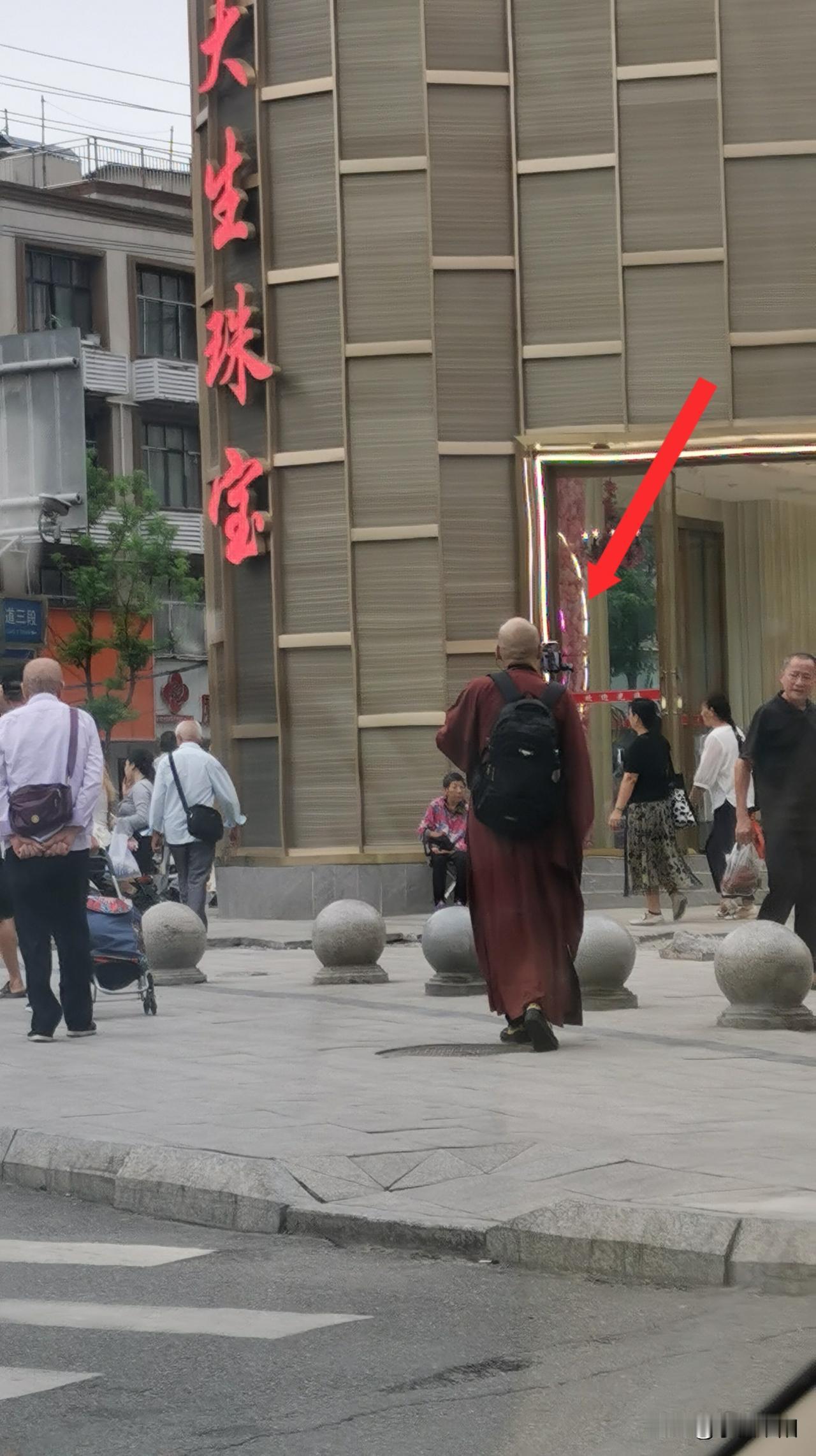 这年头庙里不好混啊，和尚都在大街上搞直播了。