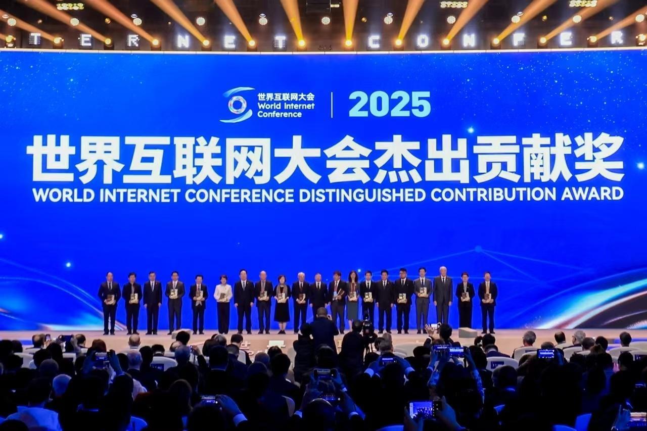 11月7日，2025年世界互联网大会乌镇峰会开幕，理想汽车凭借在人工智能与未来移