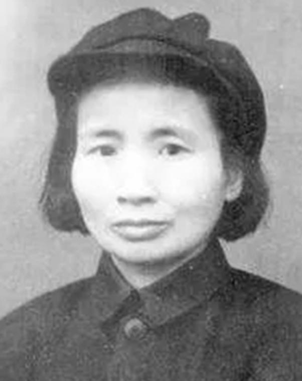 1932年，地下党钱瑛在撤退时不幸被捕。她为了不暴露身份，借口肚子疼要去上厕所，