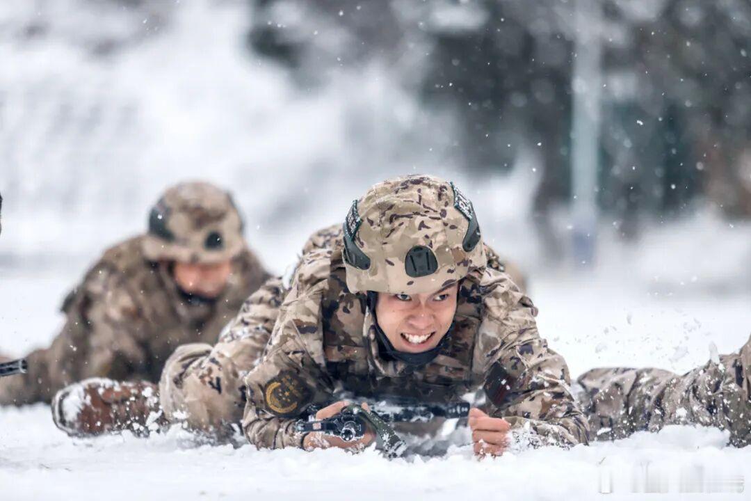 【一起来！解锁军营“冰雪模式”】一场大雪给军营换了模样，训练场被皑皑白雪覆盖，松