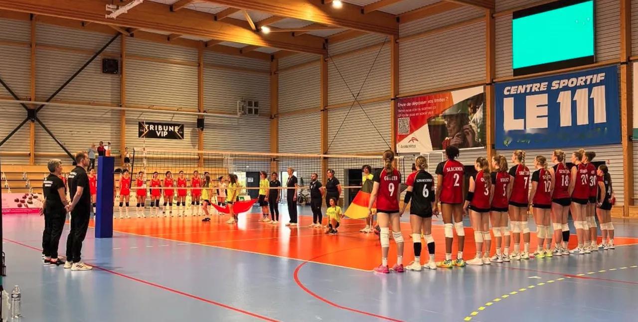 U19女排世锦赛在即，已经到比赛地的中国小女排，和德国小女排进行了一场热身赛，我