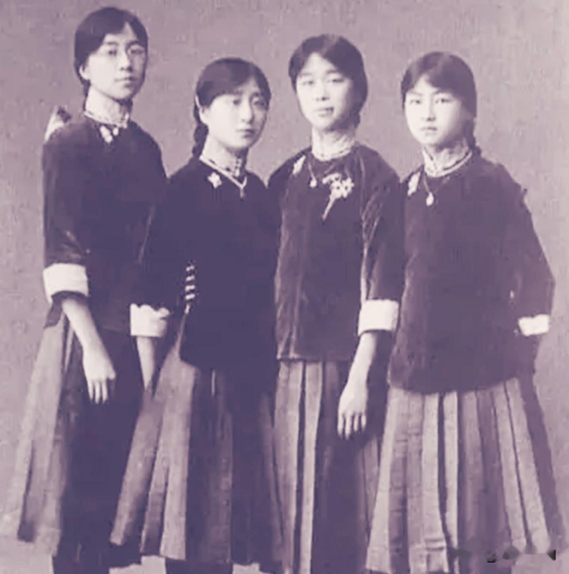 20世纪30年代，清华大学扩建校舍，教师住宅大多为一排排灰砖小院，前后院不大，院