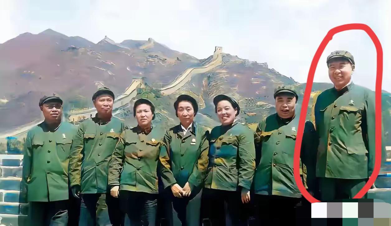 这张照片的这个人是谁，听说只有60以下才认识，能全部都叫出名字的说明这个人很厉害