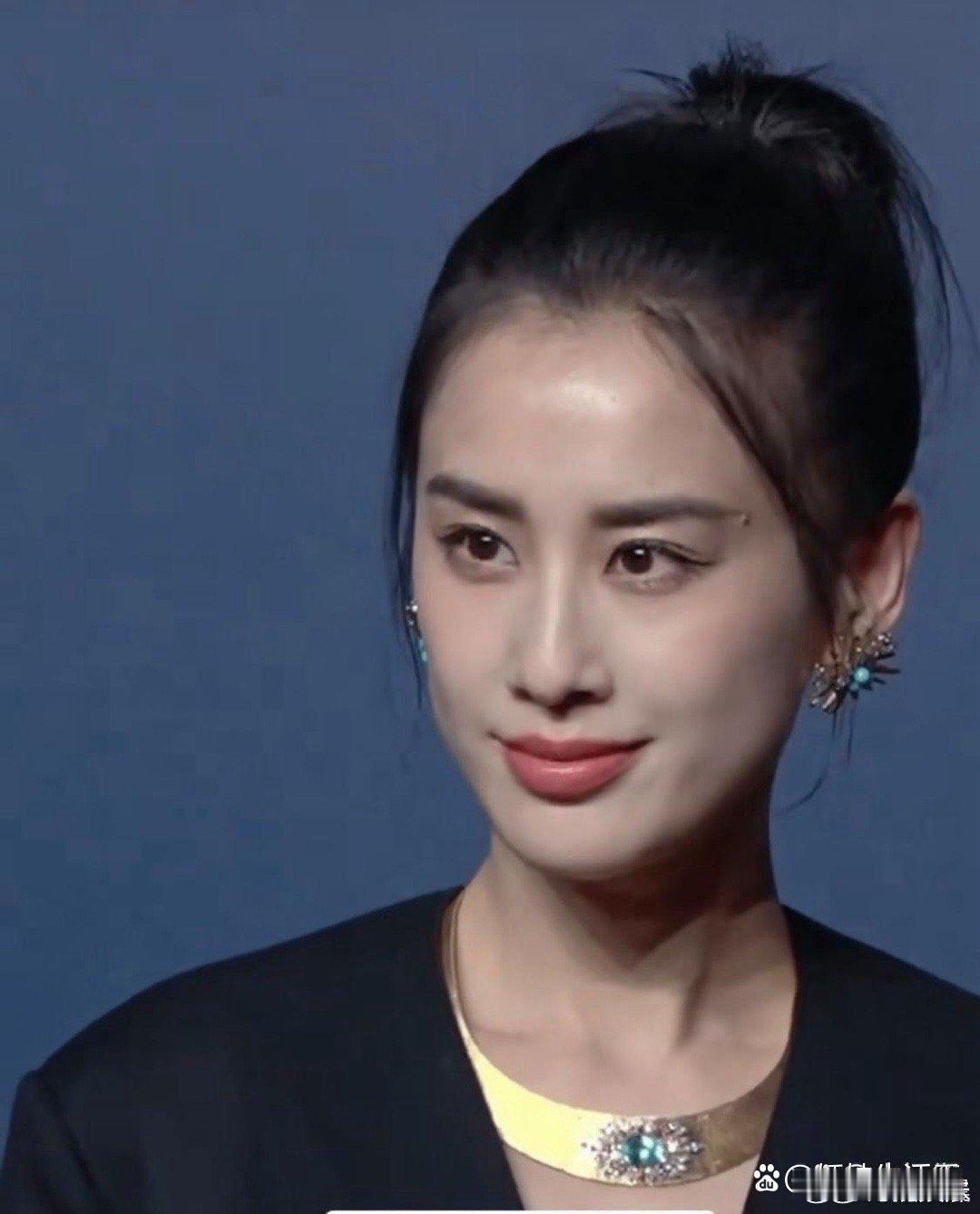 事实证明长脸才是真正抗老， 而不是圆脸。你看黄圣依这脸型，这骨相，都没有法令纹。