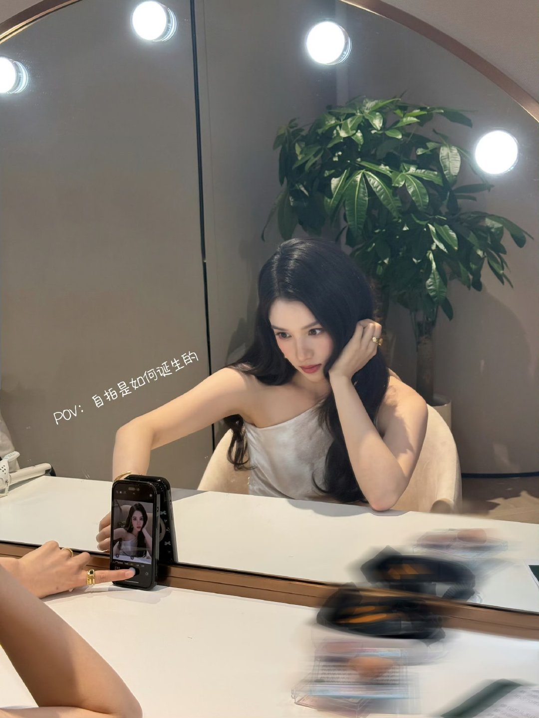 张婧仪洗漱完毕后的浴袍照 张婧仪自拍是如何诞生的简约浴袍衬出张婧仪柔和五官，害羞