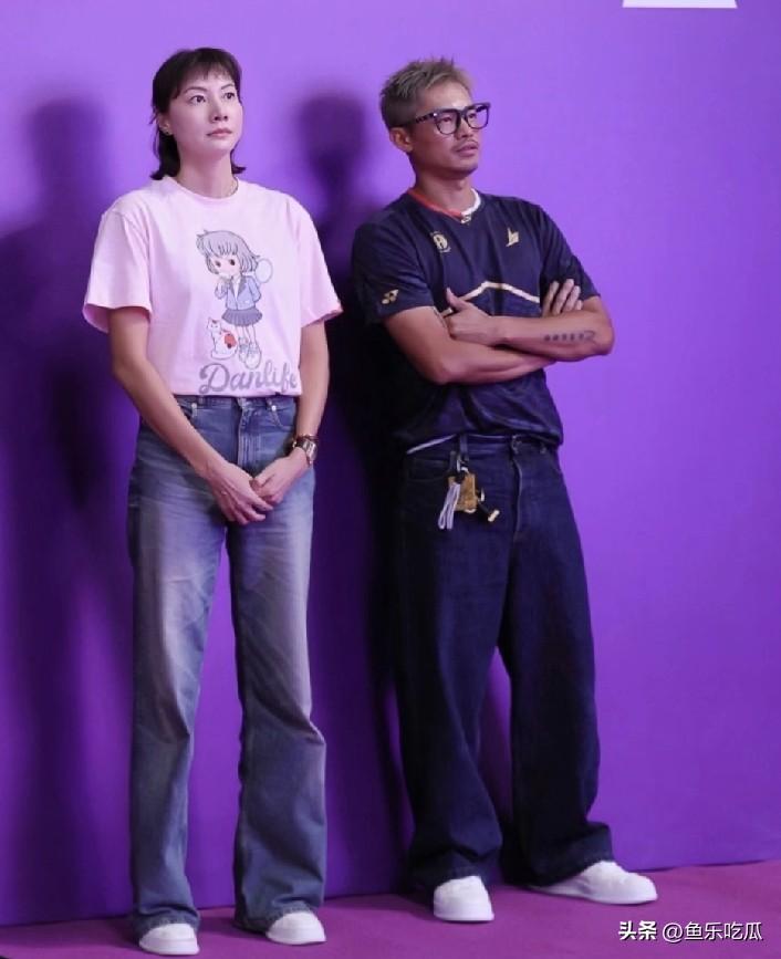 林丹和谢杏芳夫妇出席活动，那站姿仿佛带着不悦，全程毫无交流。实际上，谢杏芳颇为美