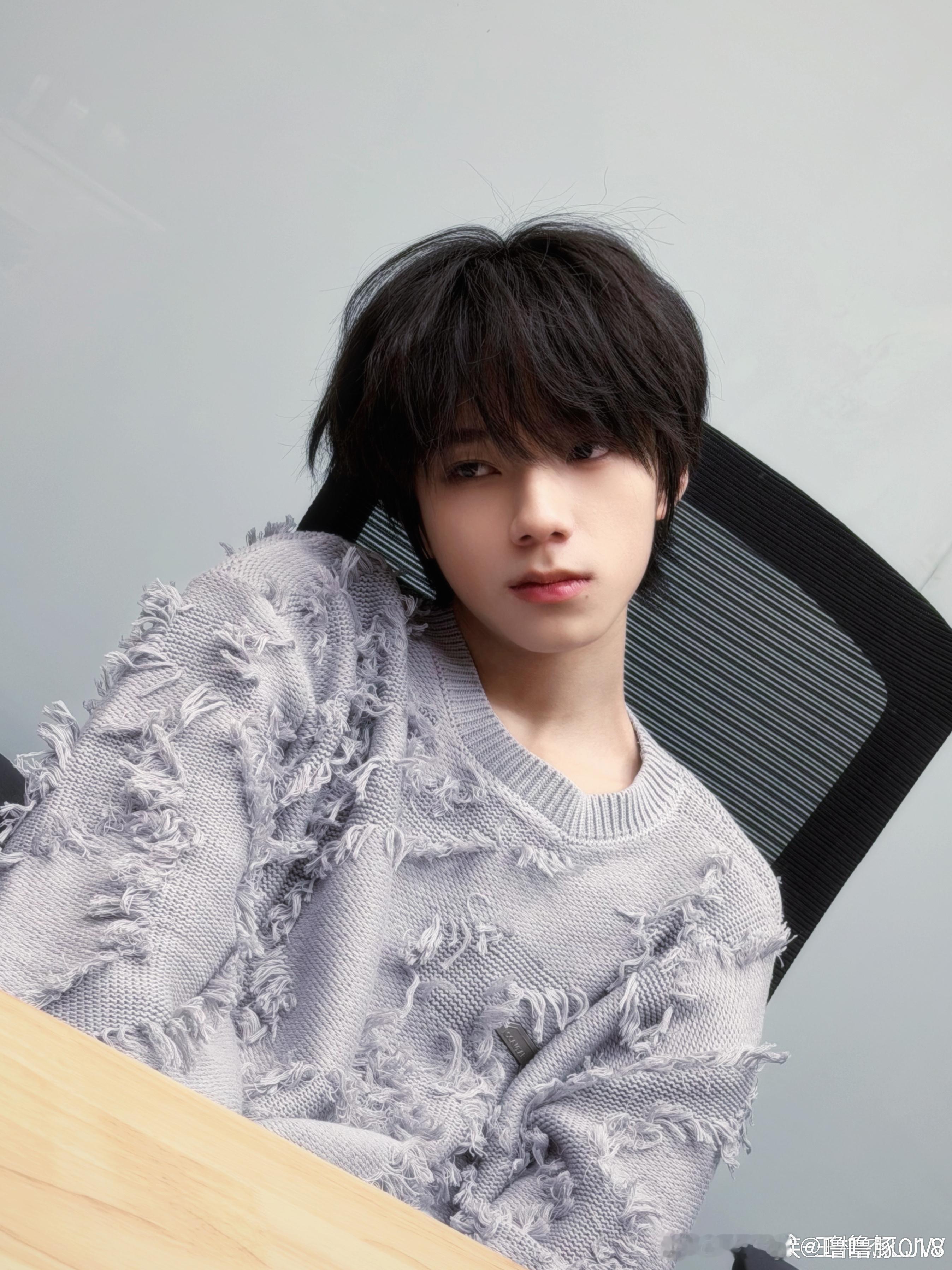 王橹杰王橹杰四代唯一TOP王橹杰 十六花繁记序 逐光寻梦 “我贪恋的不是风景，而