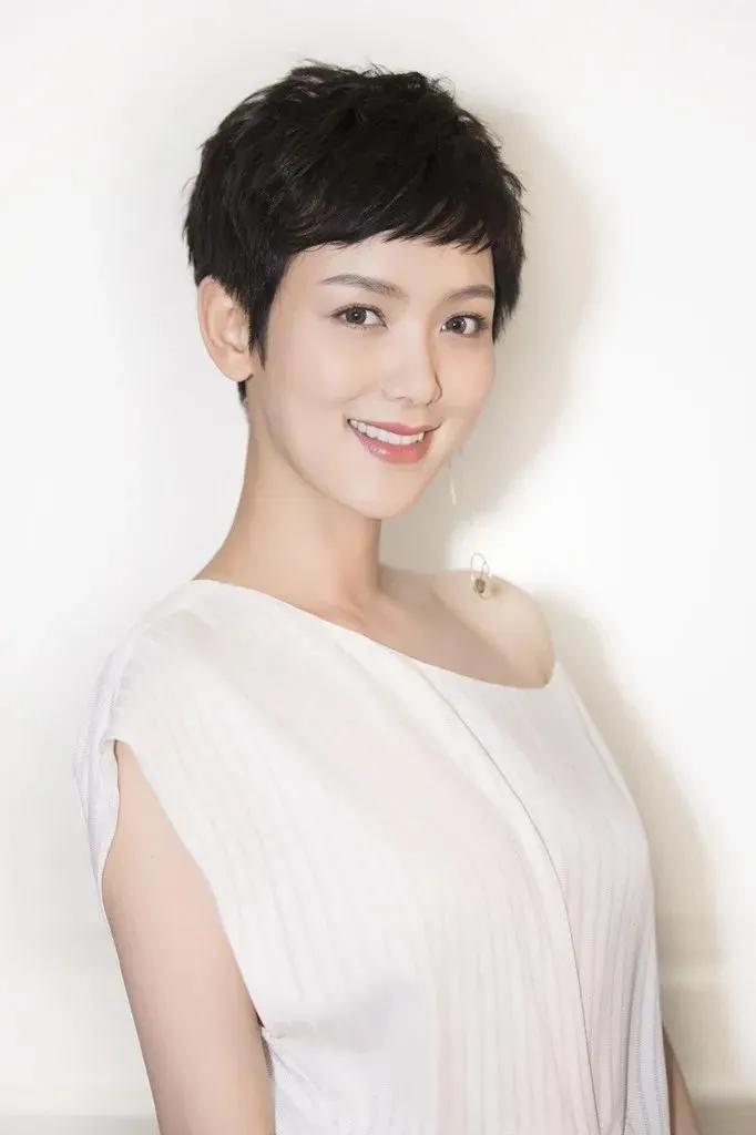 李晓峰是一位中国著名的演员，他的表演技巧和艺术才华受到了观众和评论家的高度评价。